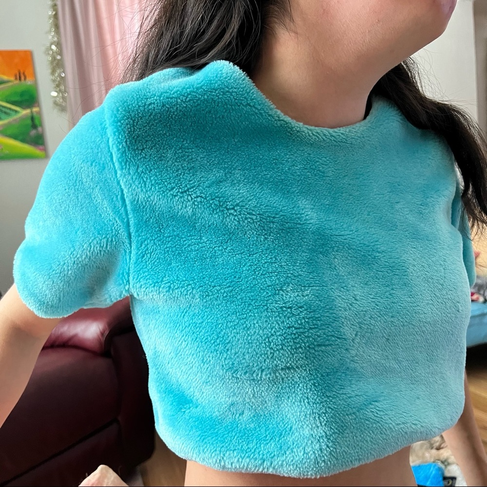 O-mighty blue fur crop top - Picture 4 of 5